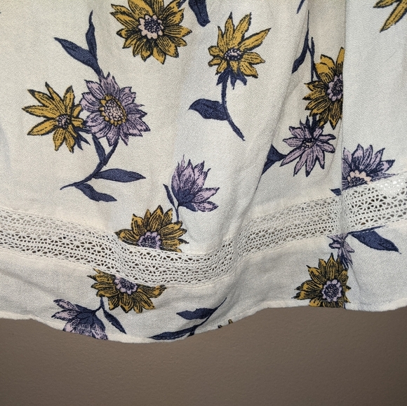 *$5 with bundleSuper cute Sunflower Old Navy Top - Picture 5 of 14